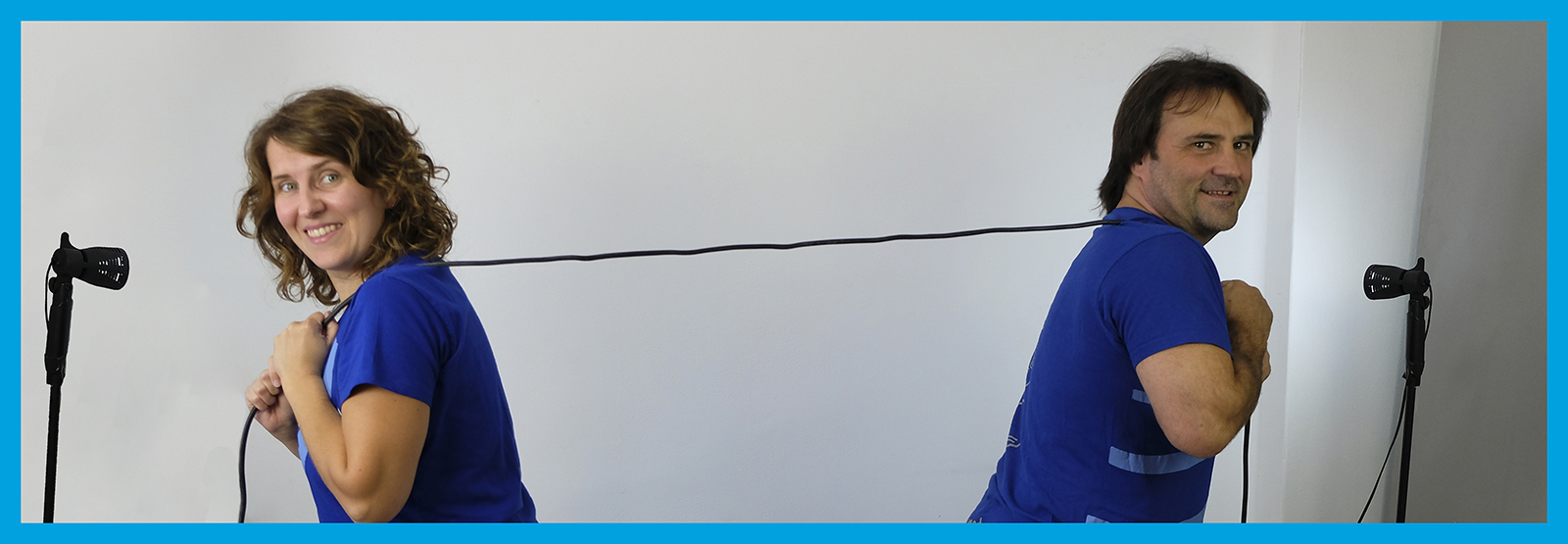 Maider eta Patxi, Eunaten lan egiten duten soinu teknikariek, bizkarretik eusten duten kable bat luzatzen dute.